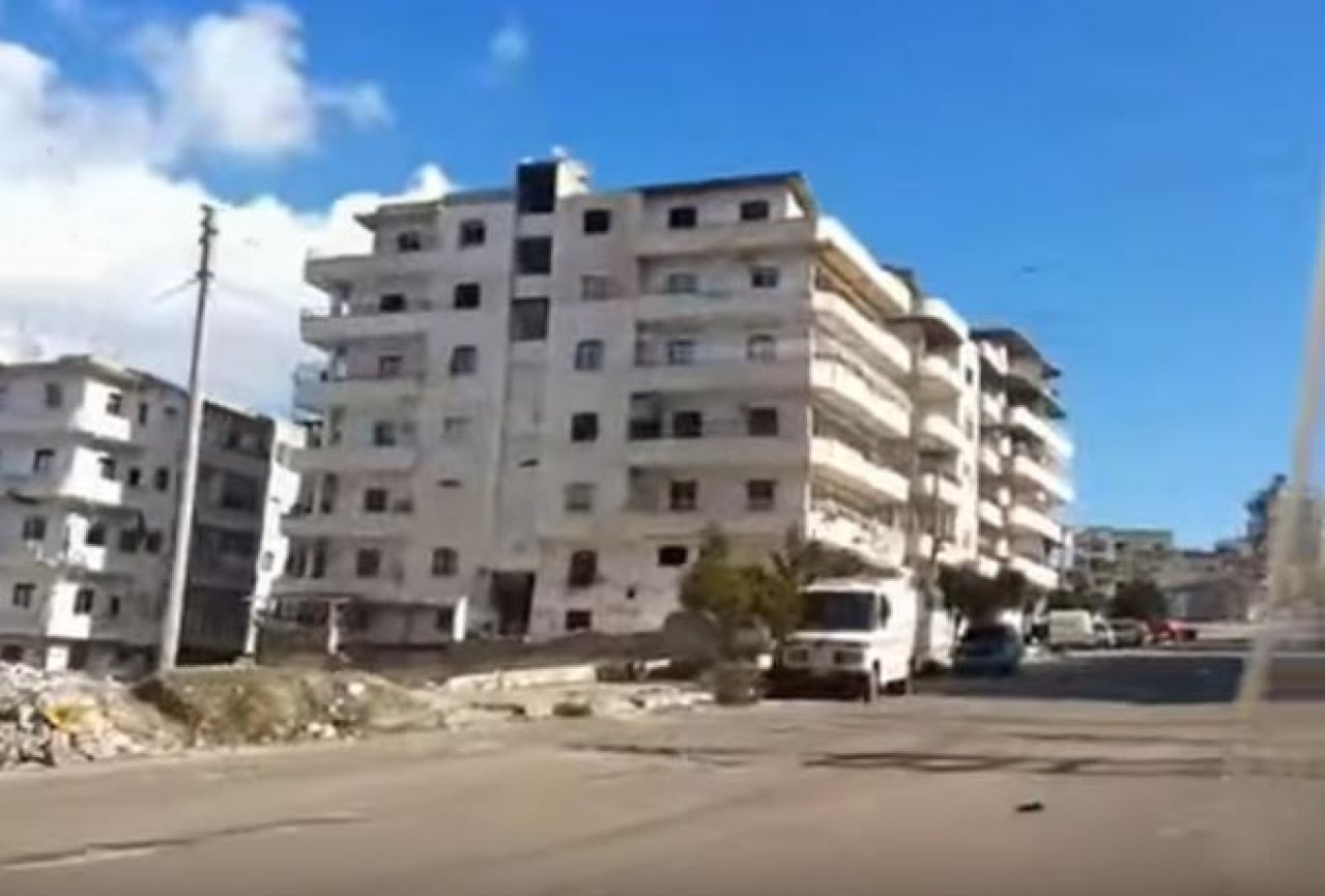 VIDEO | Balkanski useljenik vodi vas kroz razrušeni sirijski grad