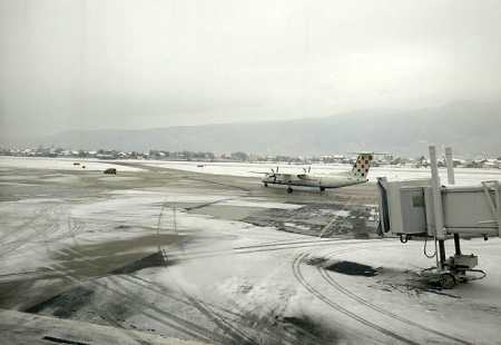 https://storage.bljesak.info/article/182594/450x310/aerodrom-sarajevo-snijeg.jpg