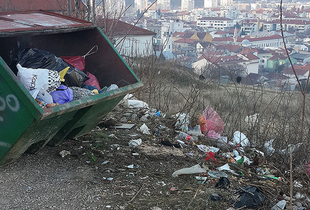 Kako se prazne kontejneri u Mostaru: Jedan malo, drugi nimalo