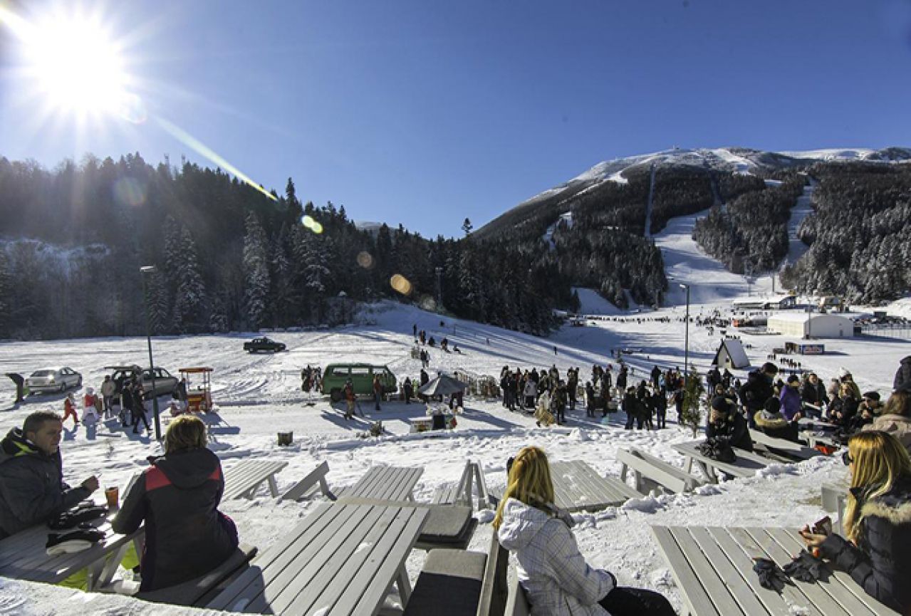 Usprkos niskim temperaturama olimpijske planine pune skijaša i posjetitelja