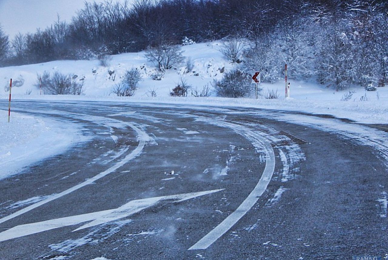 Vozači pozvani na oprez zbog ugaženog snijega i jakog vjetra
