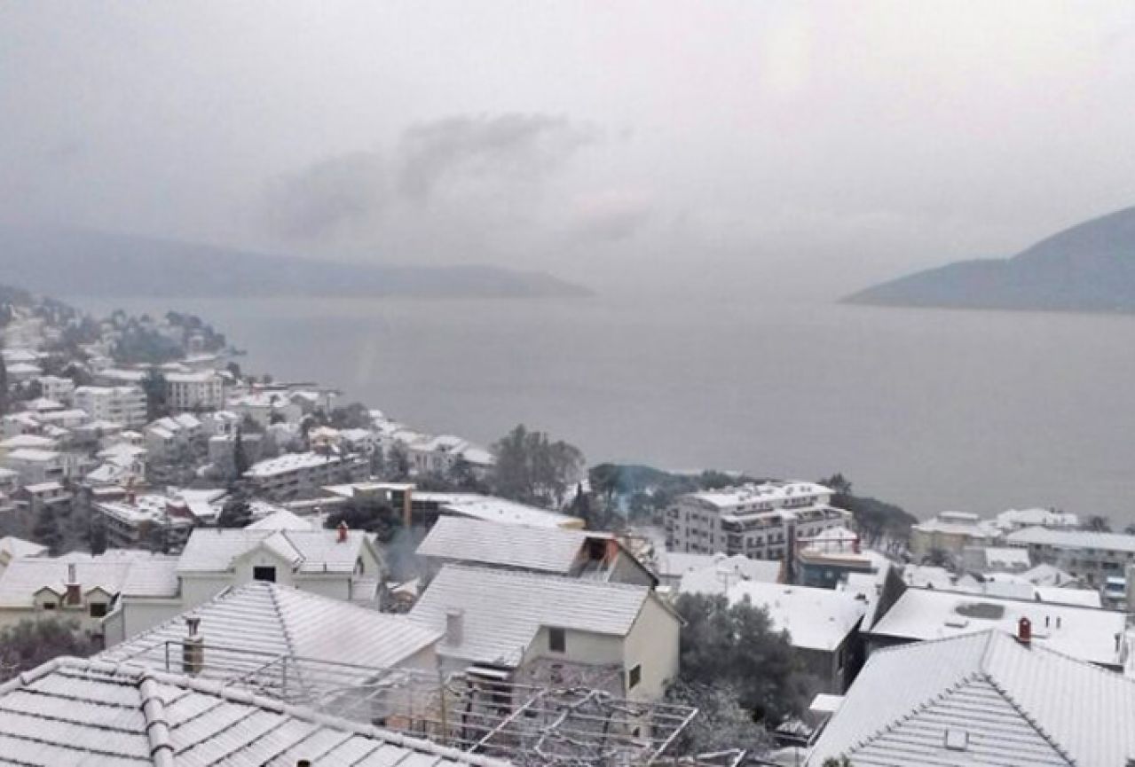 Crnogorsko primorje zameteno snijegom i ledom