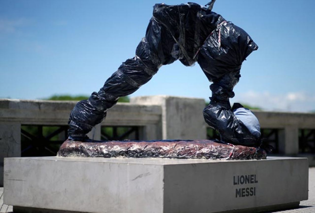 Vandali odrubili glavu statui Lionela Messija