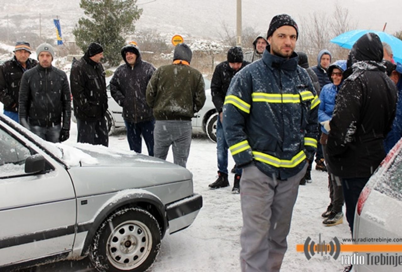 Ogorčeni mještani Ivanice blokirali granicu jer sedam dana nemaju struju