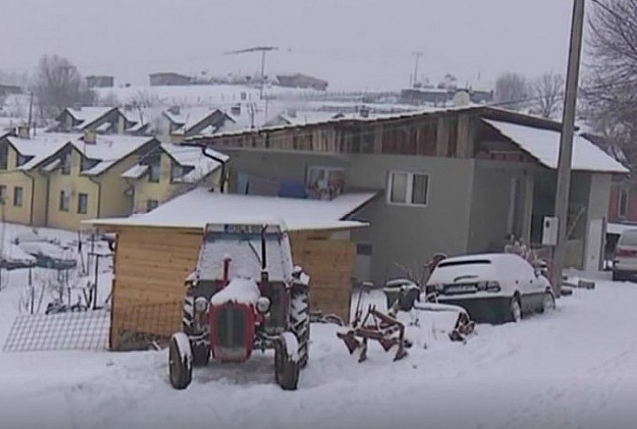VIDEO | Obitelji u kolektivnom centru žive u teškim uvjetima: Nemaju ogrjeva, put zatrpan snijegom