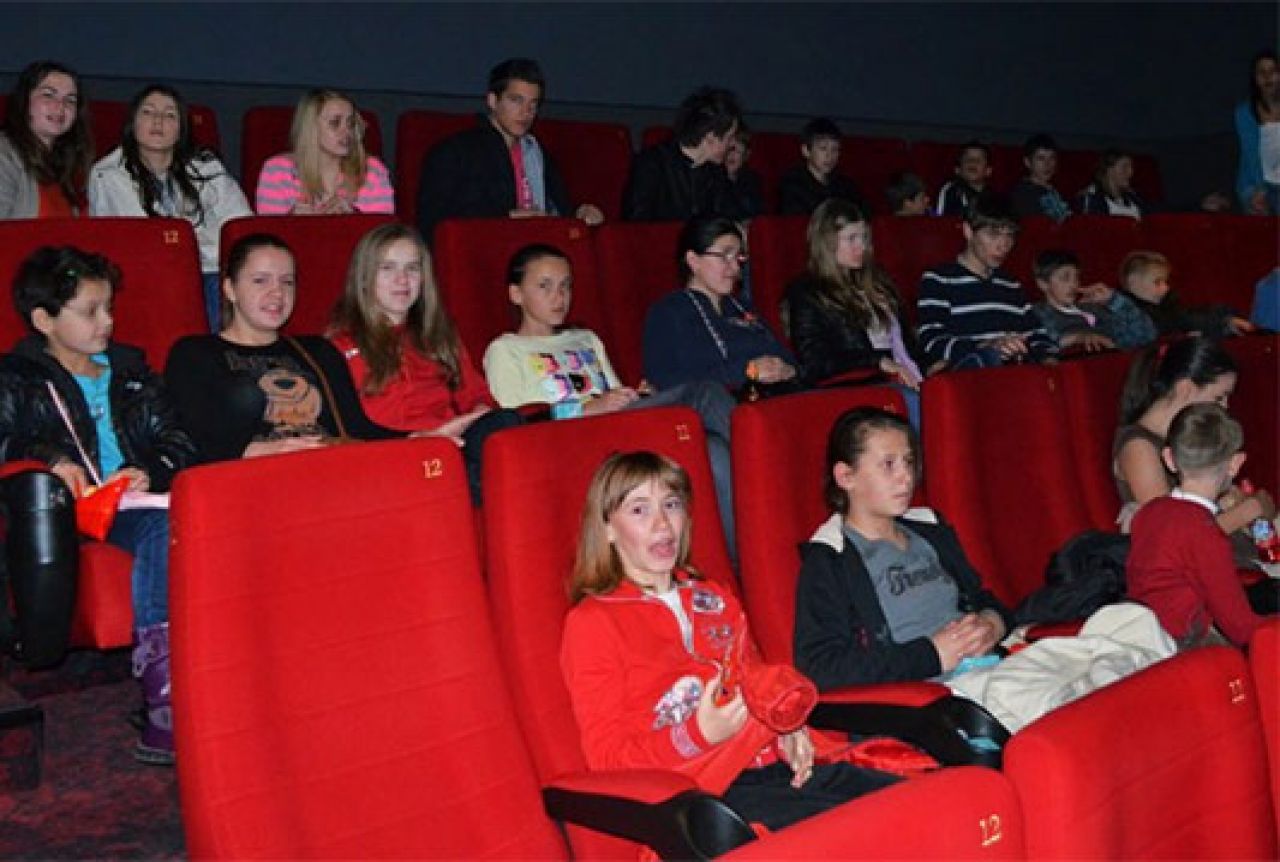 Djeca iz Majčinog sela Bijakovići pogledala kino hit ''Zagonetni dječak''