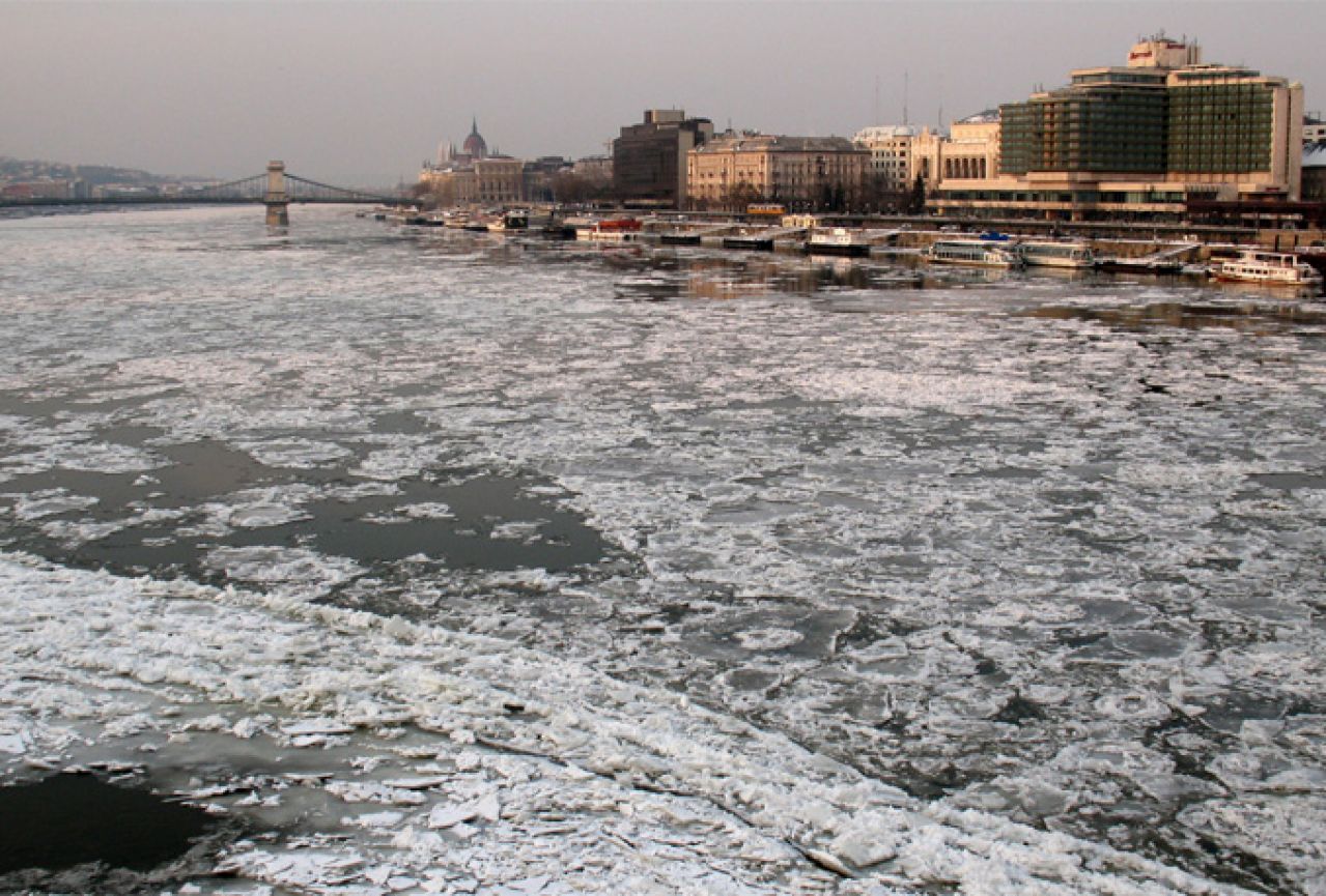 Plovidba Dunavom obustavljena, u ledu "zarobljeno" nekoliko brodova