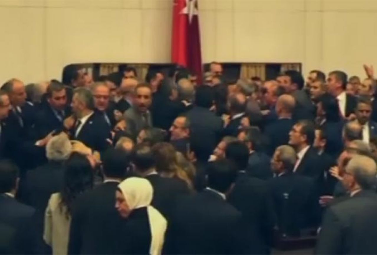 VIDEO | Tučnjava u turskom parlamentu
