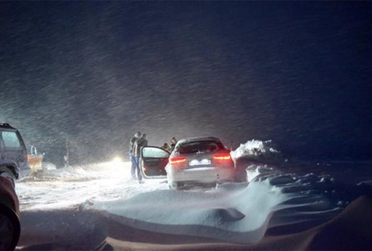 Snježne oluje izazvale prometni kaos