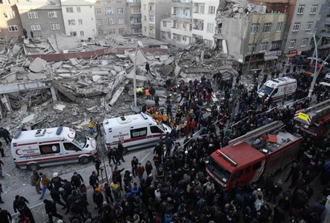 Istanbul: Srušila se sedmokatnica, poginula jedna osoba