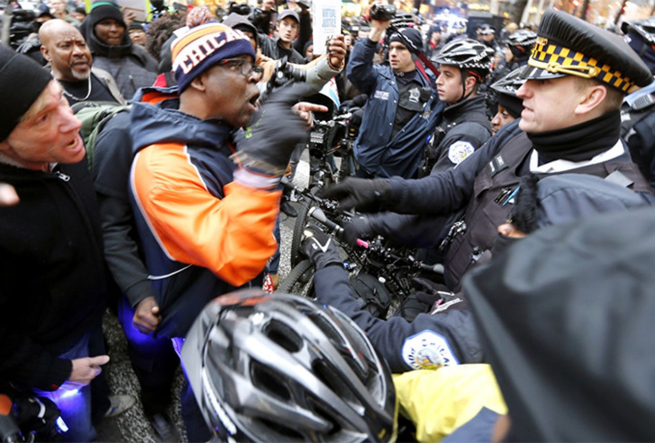 Policija u Chicagu tolerira rasnu diskriminaciju i koristi prekomjernu silu