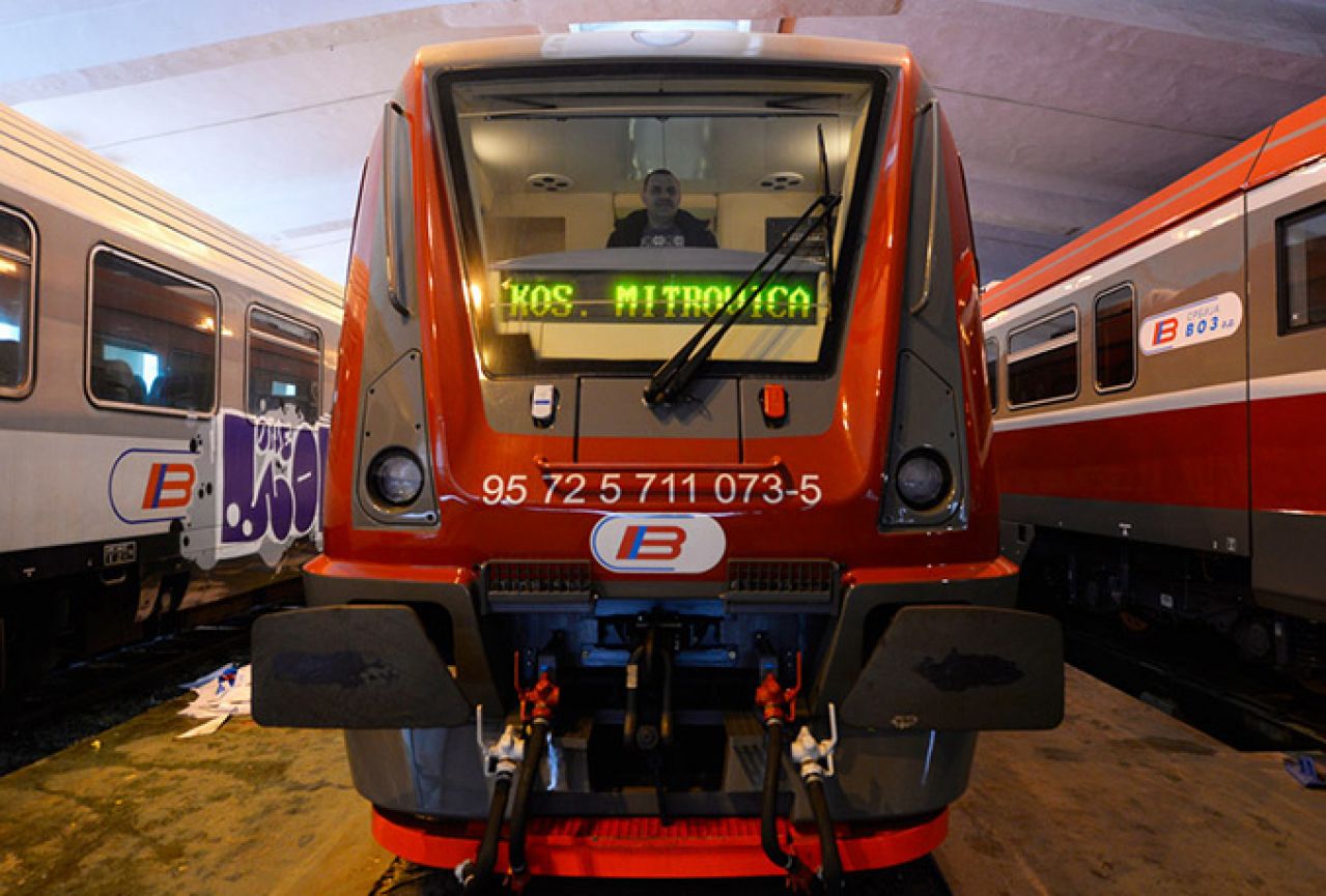 Vlakom 'Kosovo je Srbija' povezuju se Beograd i Kosovska Mitrovica