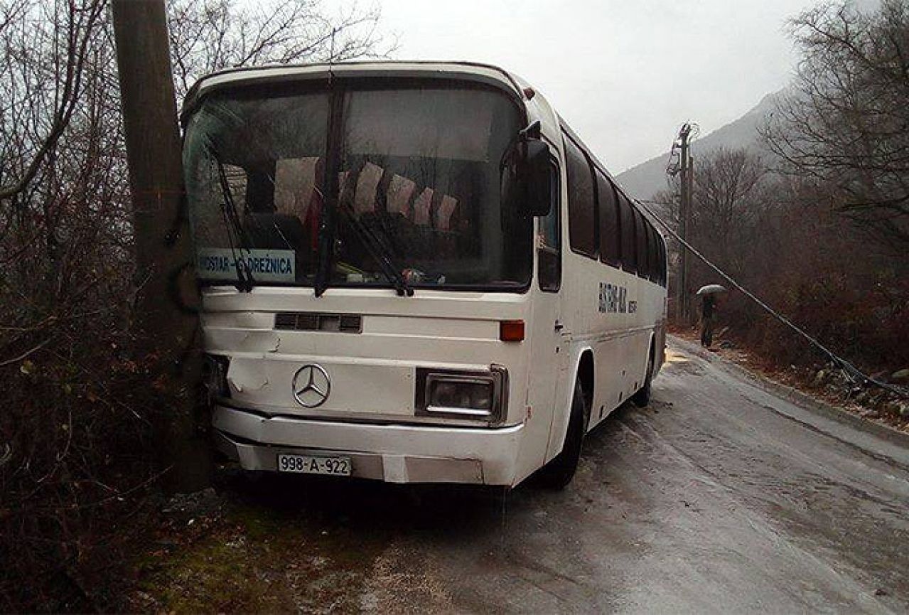 Autobus poskliznuo na ledu u Donjoj Drežnici