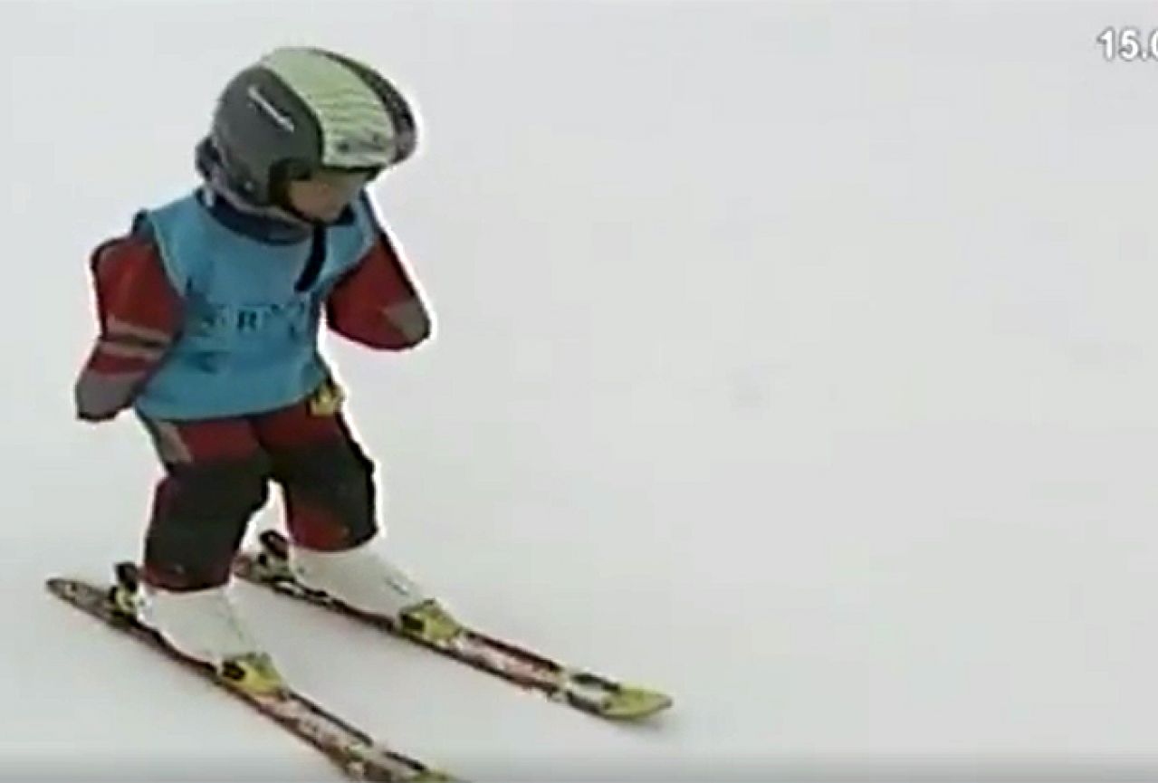 Hrabri dječak bez ruku pliva, skija i pomjera granice