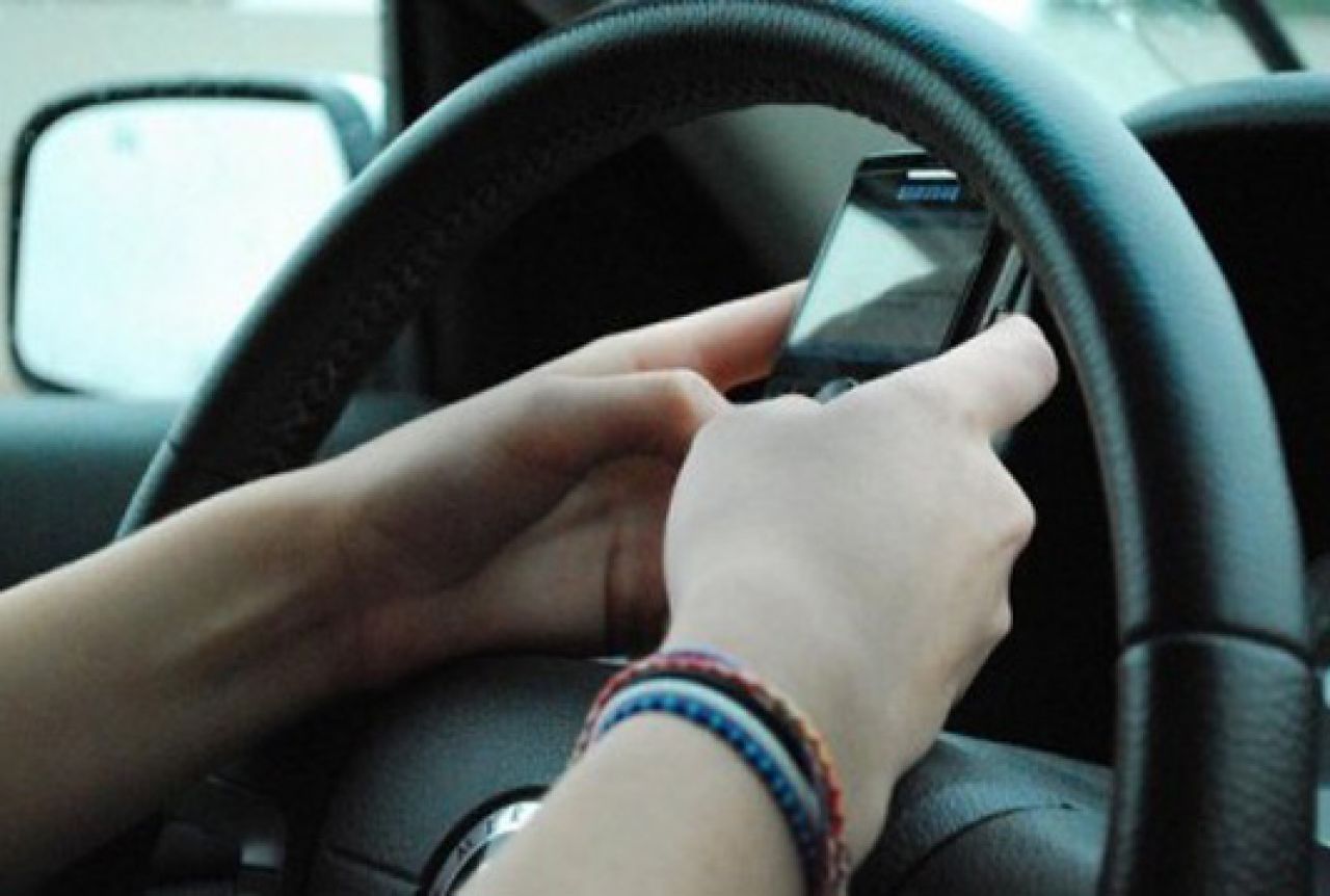 Slovenija: Mobilni telefon u vožnji koristi tri četvrtine vozača