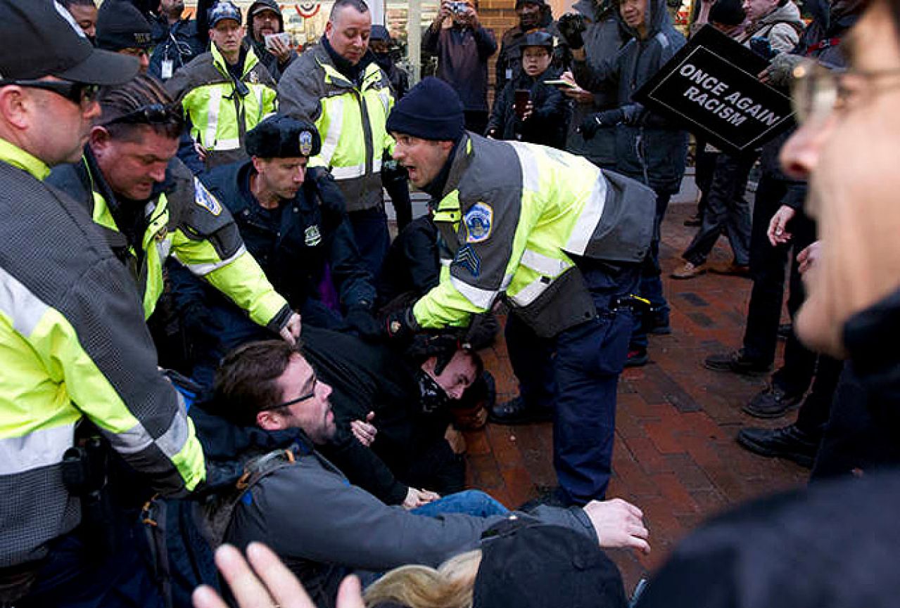 Dok na Capitolu traje inauguracija, policija koristi suzavac protiv prosvjednika