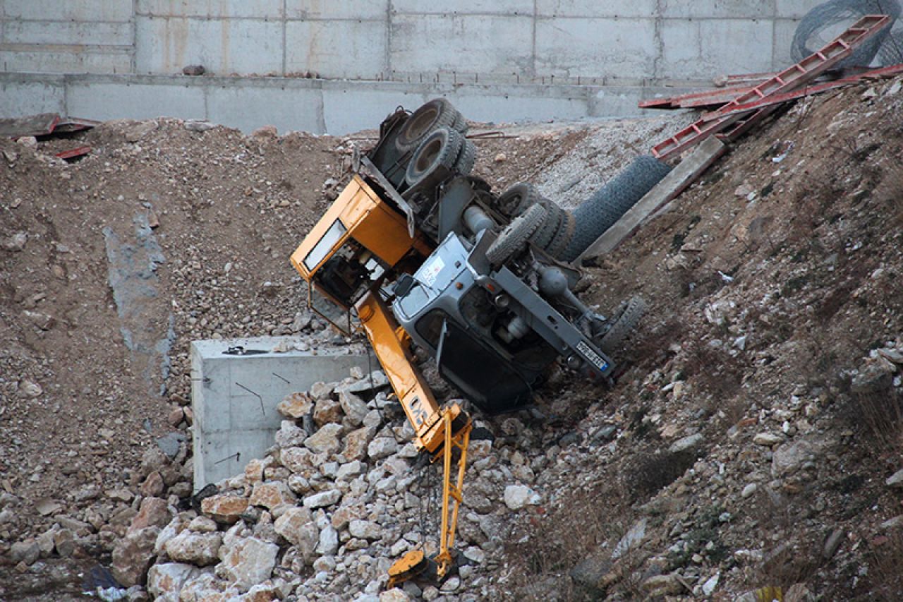 Mostar: Dizalica se prevrnula na gradilištu kolektora