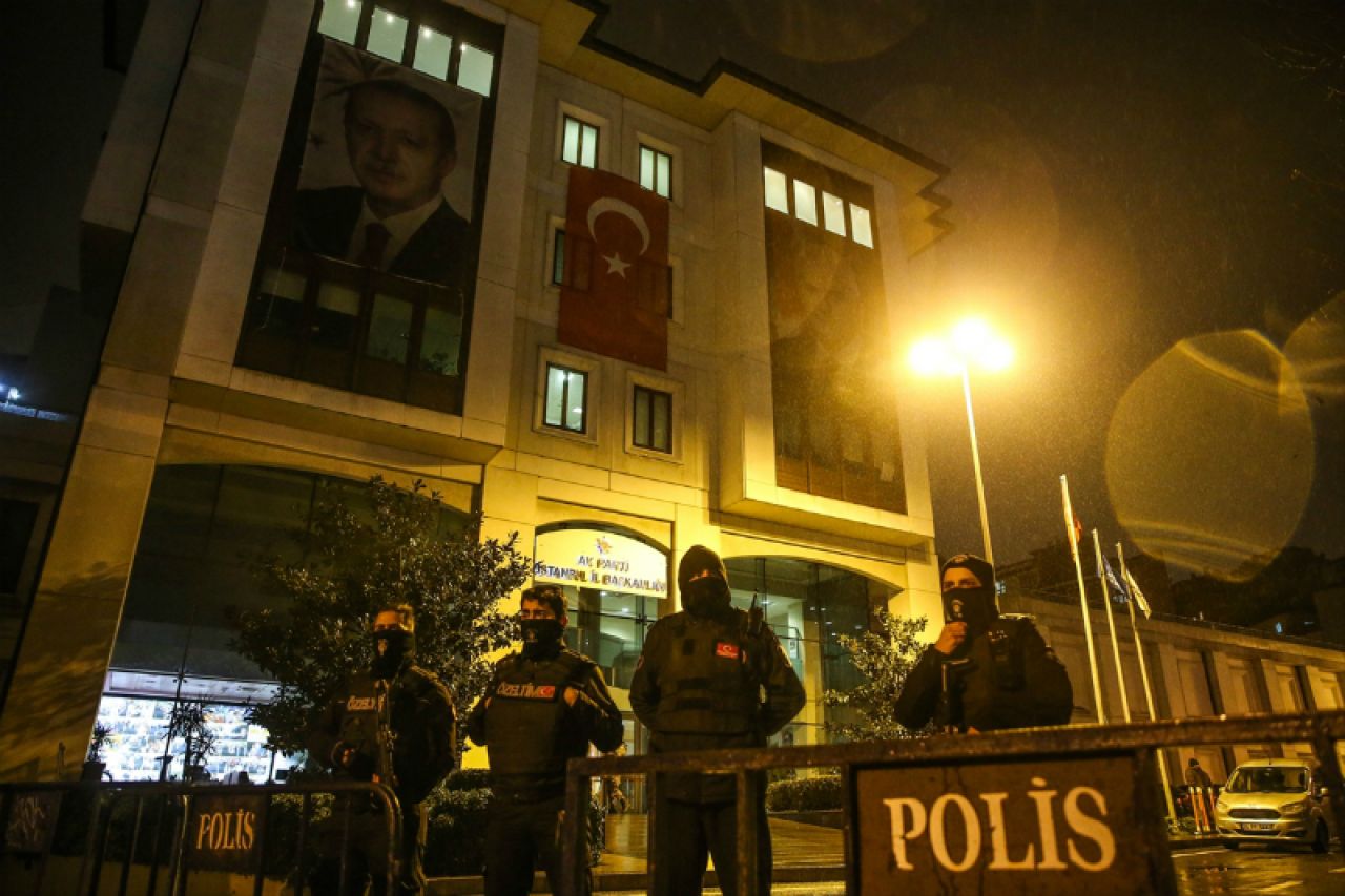 Raketni napad na sjedište Erdoganove stranke i policije