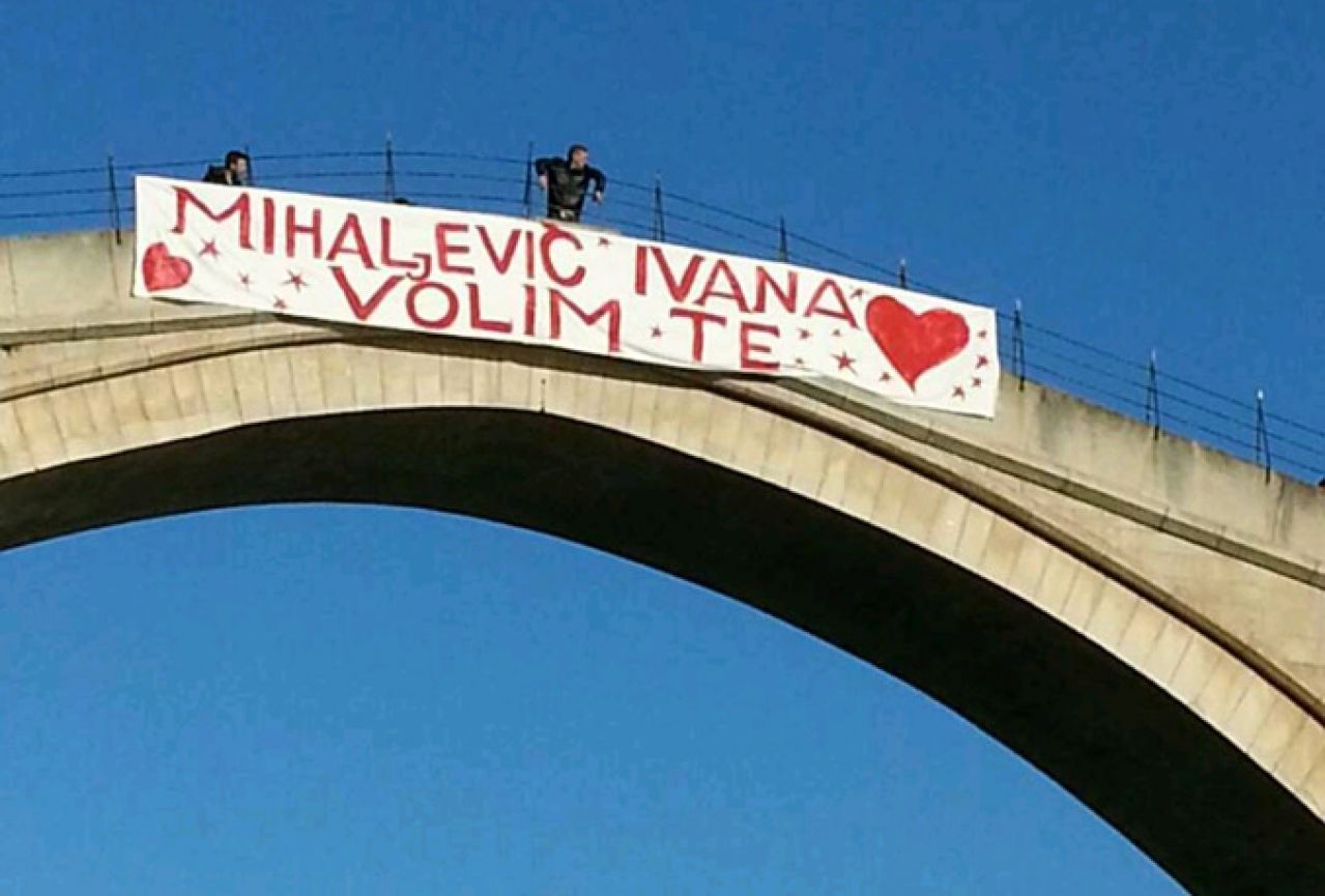 Transparent na Starom mostu: Mihaljević Ivana - volim te