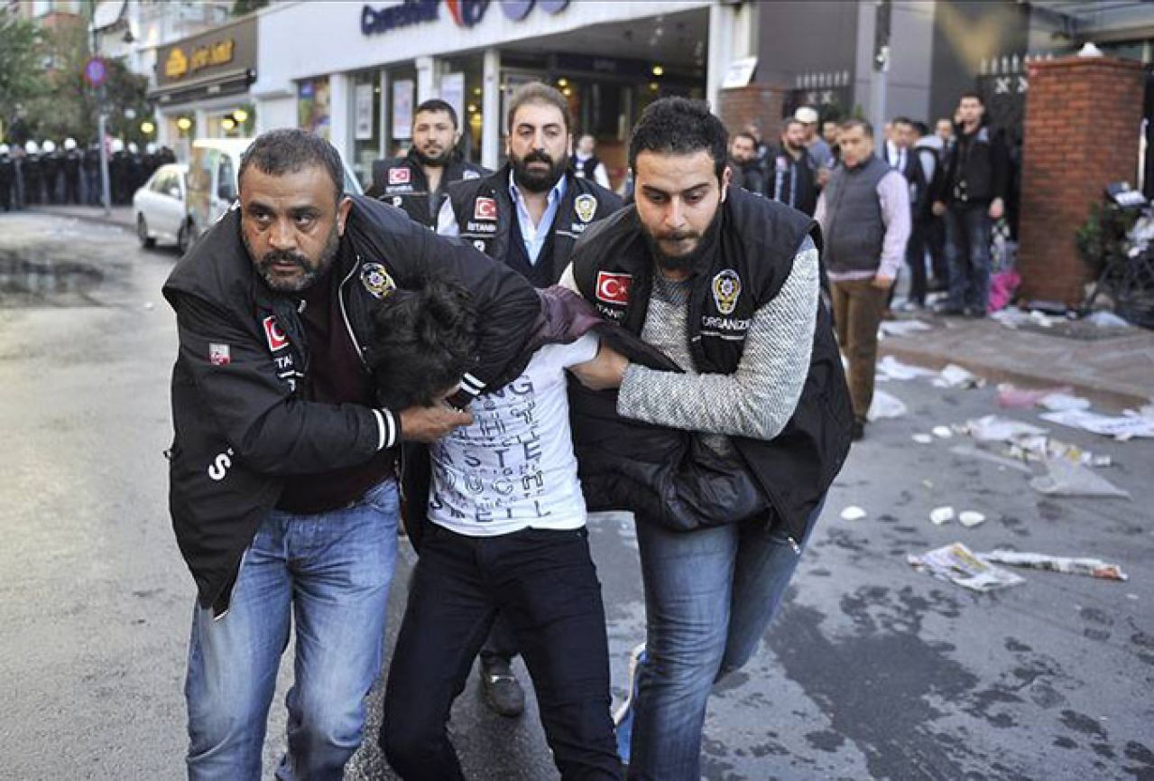 Turske vlasti uhićuju još 400 osoba