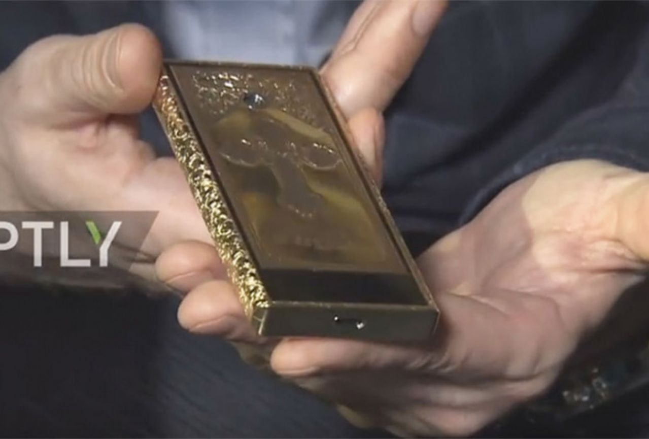 VIDEO | Zlatni "pravoslavni" telefon bez interneta za 25.000 dolara
