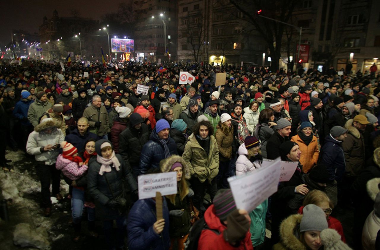 Tisuće Rumunja na protuvladinim prosvjedima