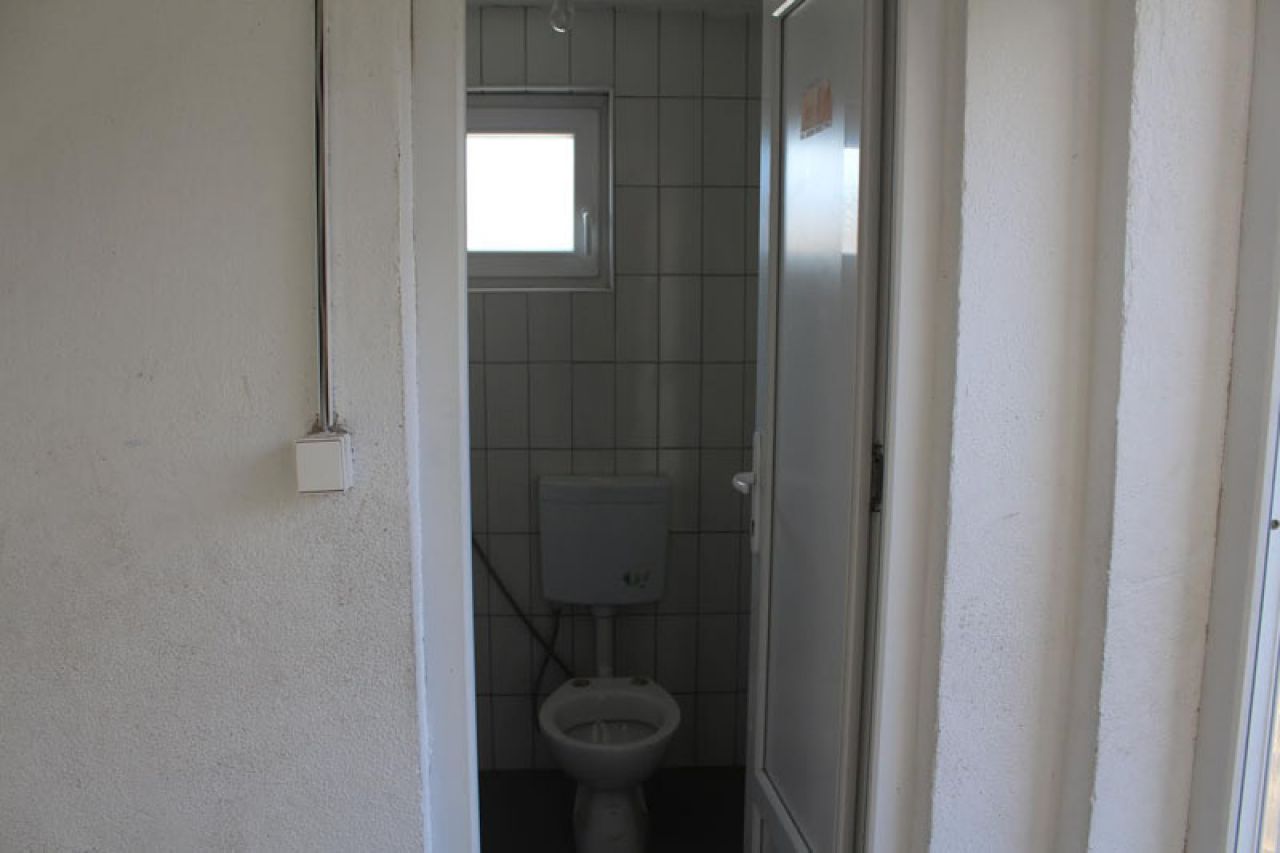 Demant iz Gnojnica: Nije točno da u školi ne postoji sanitarni čvor
