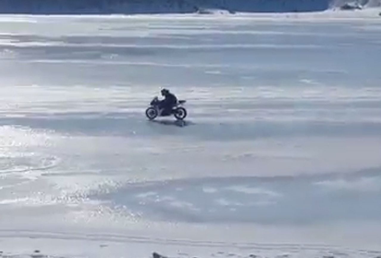 VIDEO | Vozio motor po Blidinjskom jezeru