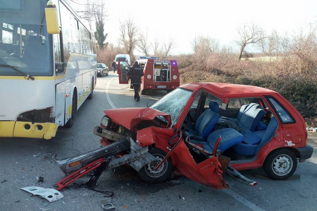 Čapljina: Vatrogasci rezali krov automobila kako bi izvukli vozača