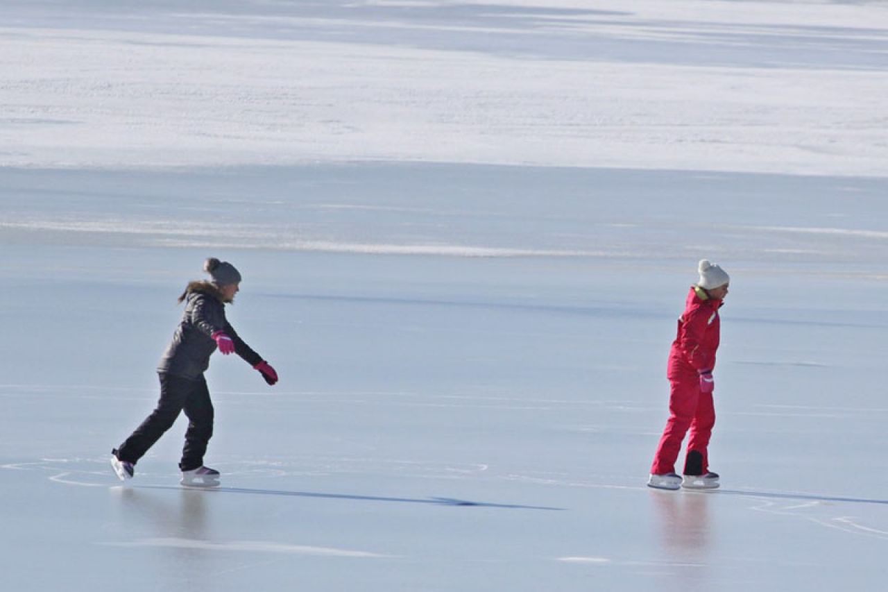 Zimska idila na Blidinju: Zaleđeno jezero poput prirodnog klizališta