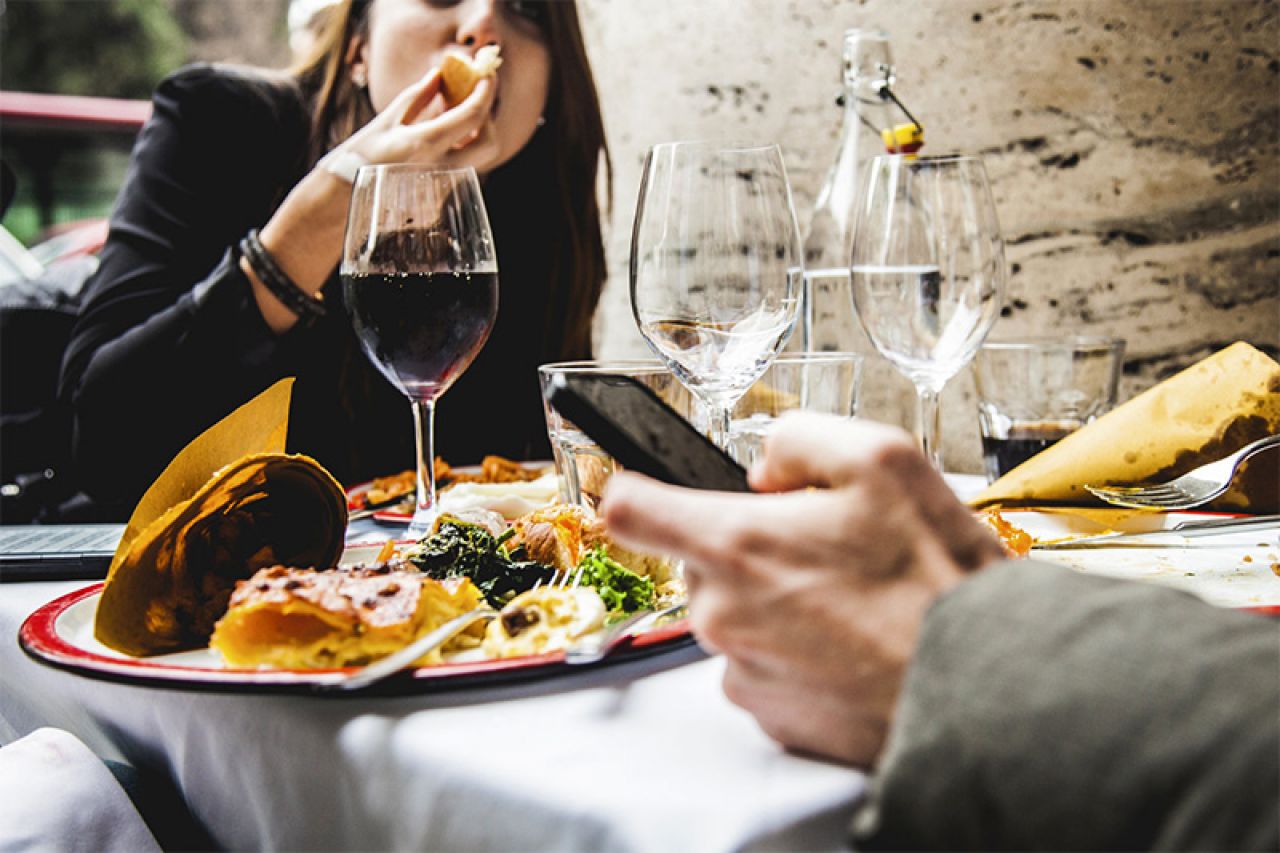 Jedite, ne tipkajte: Zabranili im korištenje mobitela prilikom jela u restoranu