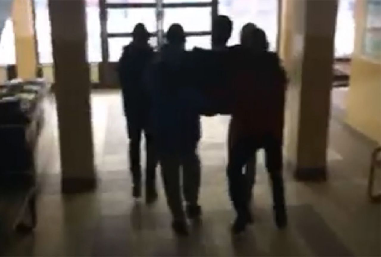 VIDEO | Pernara izbacili iz Elektrotehničke škole u Tuzli