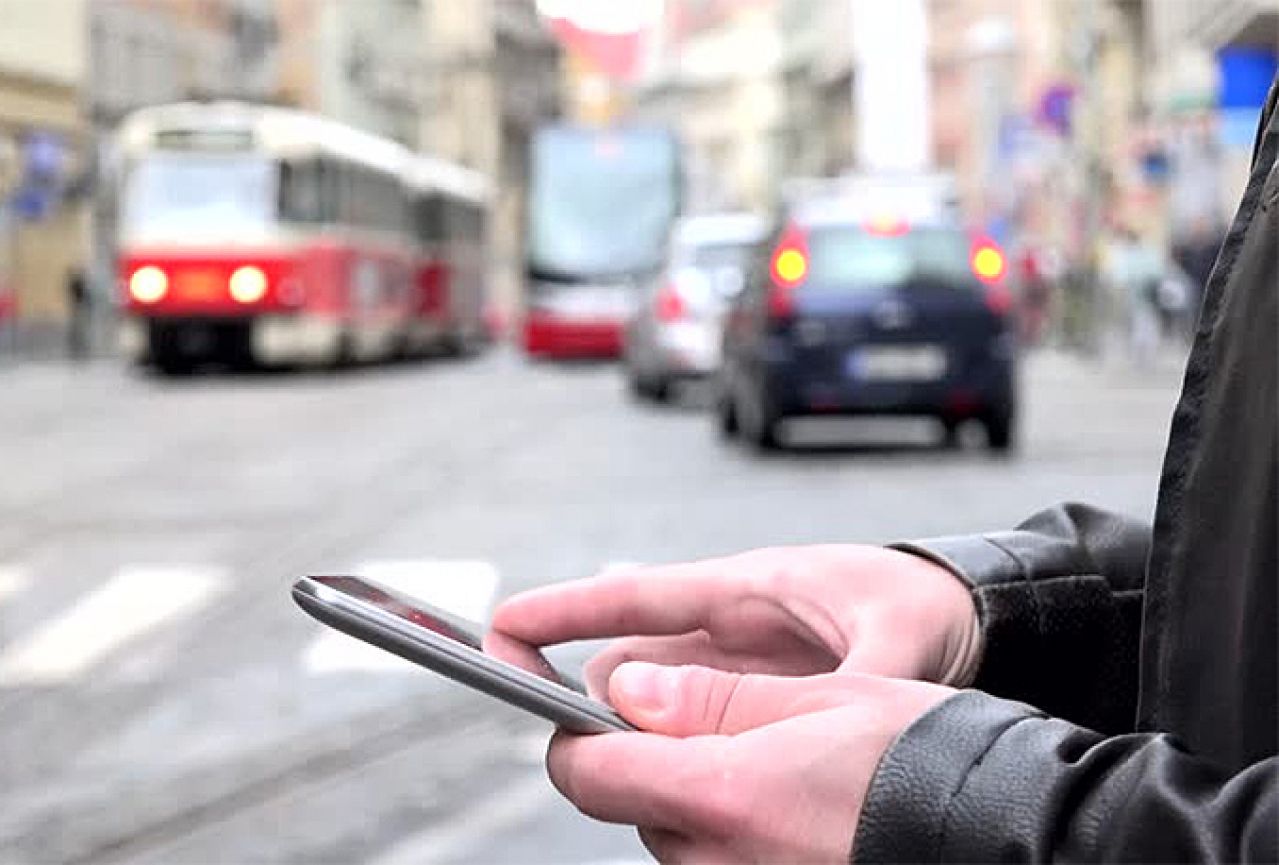 Zavirite u nove kazne u prometu: Ni pješaci ne smiju tipkati na mobitel!