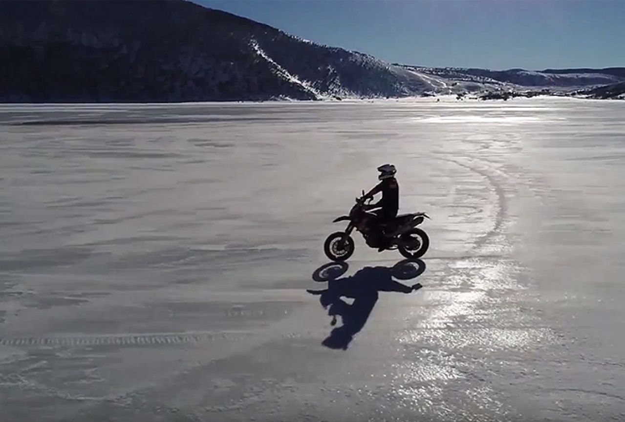 VIDEO | Motociklom po zaleđenom Blidinjskom jezeru