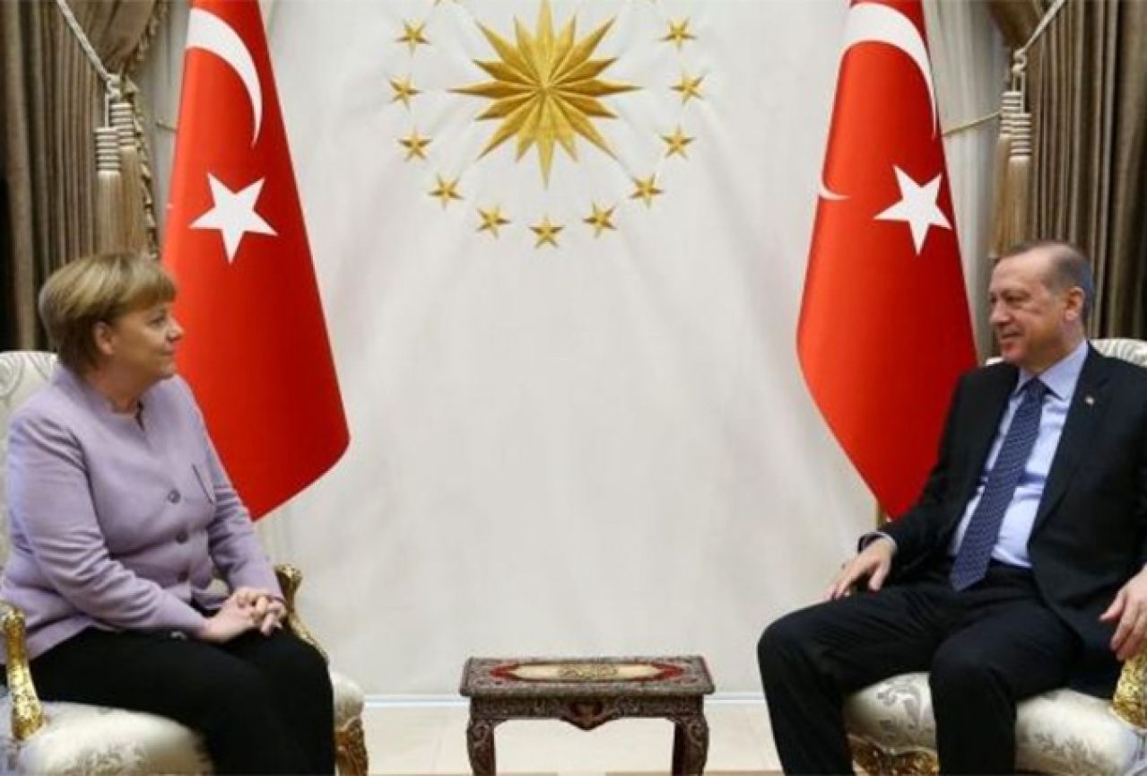 Merkel traži od Erdogana da poštuje slobodu mišljenja: 'Oporba je dio demokracije'