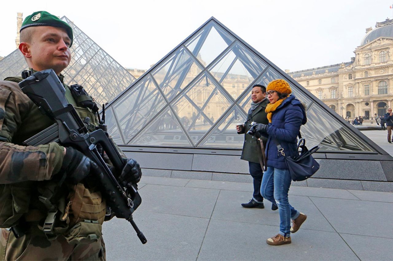 Cazaneuve: Napad na vojnike ispred muzeja Louvre je 'terorističkog karaktera'