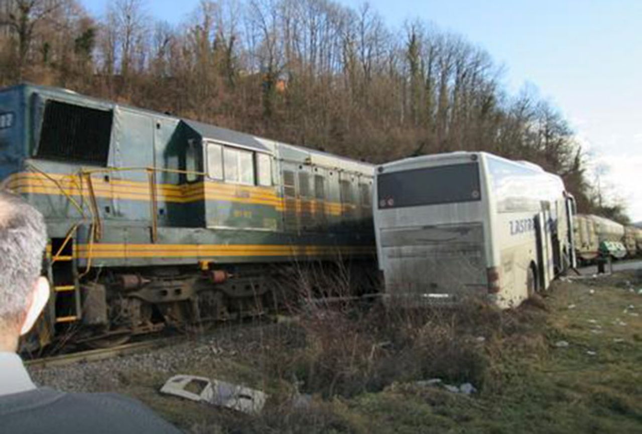 Teretni vlak udario u autobus, ozlijeđene 24 osobe