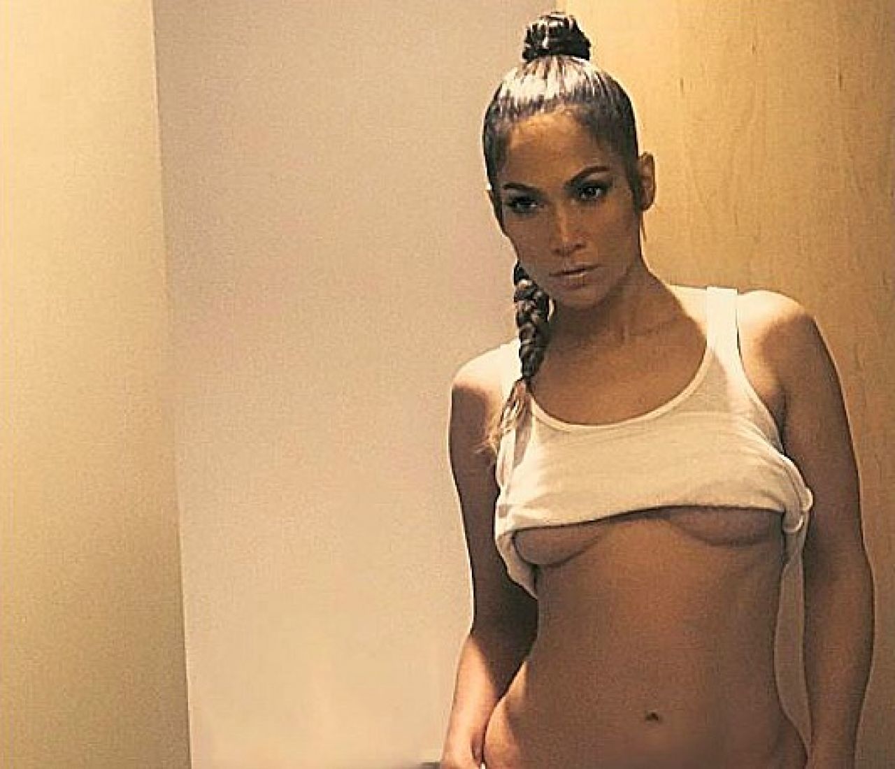 Jennifer Lopez: Podignula majicu i pokazala gole grudi
