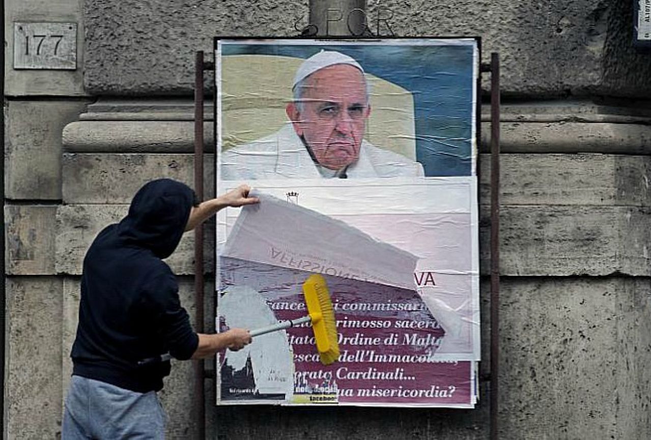 U Rimu osvanuli plakati protiv Pape: "Gdje ti je milosrđe?