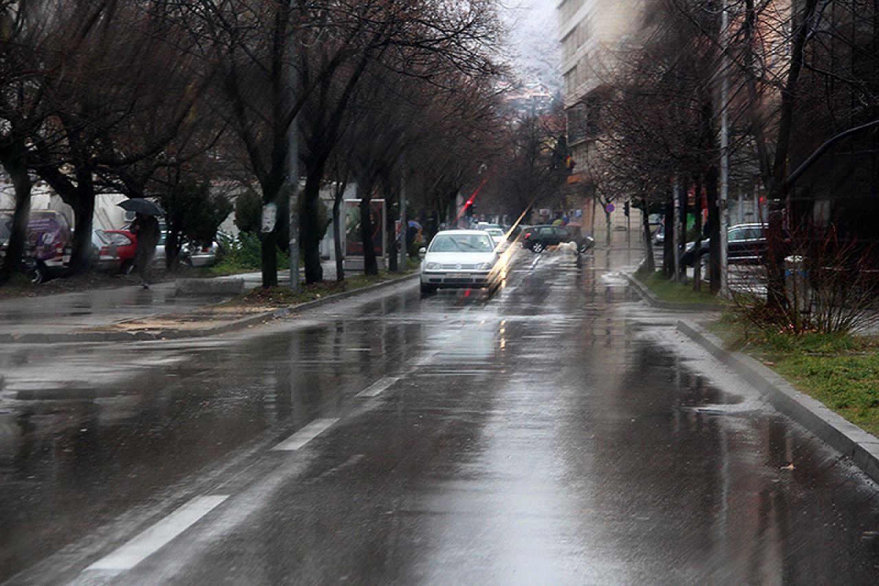 Oblaci i kiša, poslijepodne susnježica i snijeg