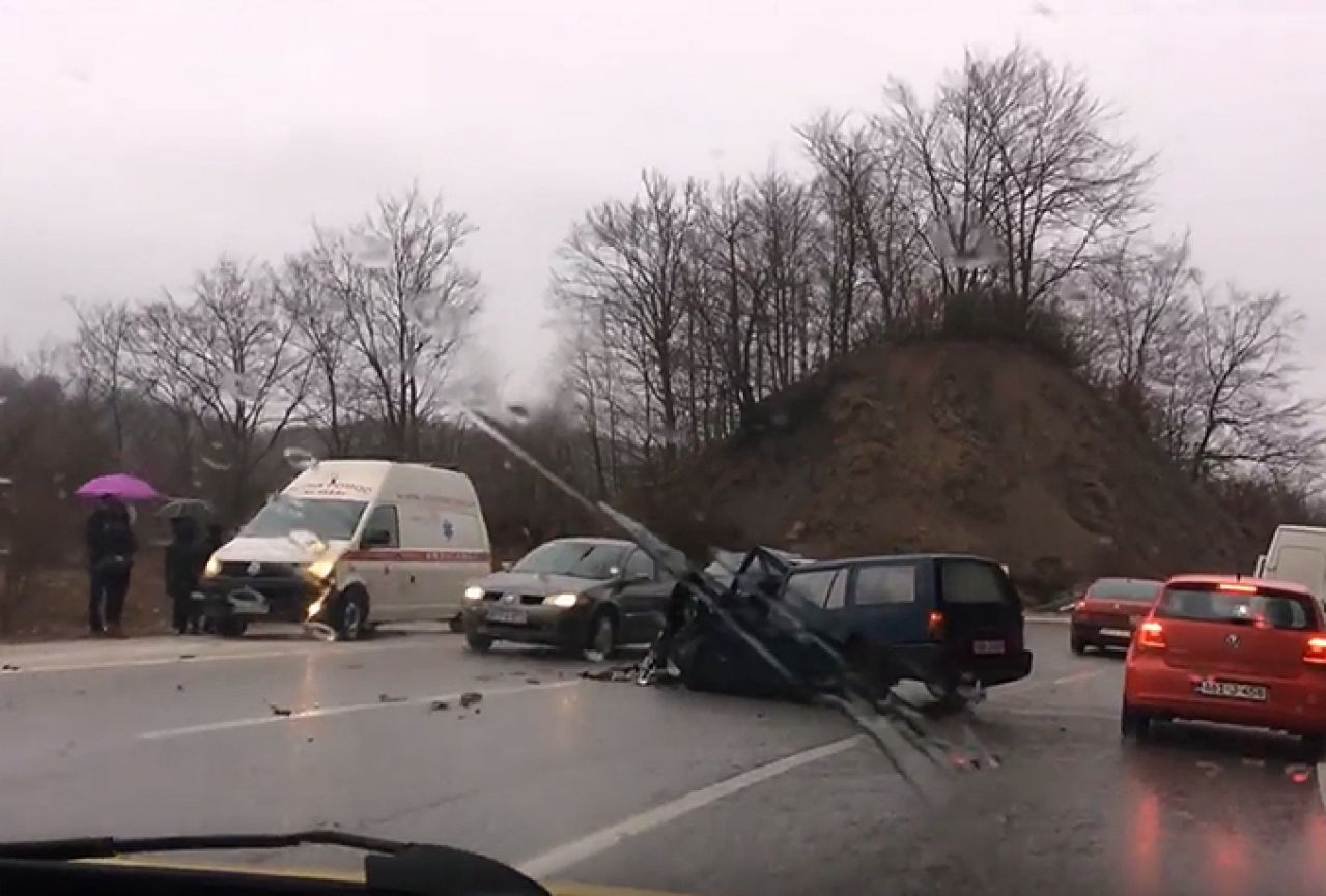 VIDEO | M-17: Šest osoba ozlijeđeno u prometnoj nesreći