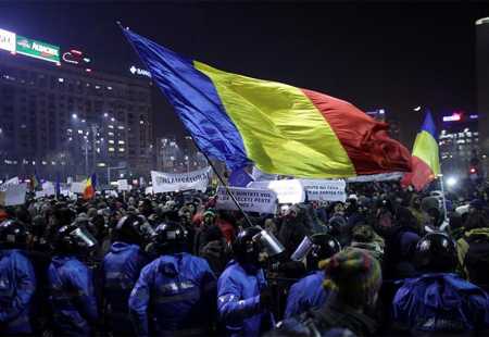 https://storage.bljesak.info/article/186157/450x310/rumunjska-prosvjedi-zastava.jpg