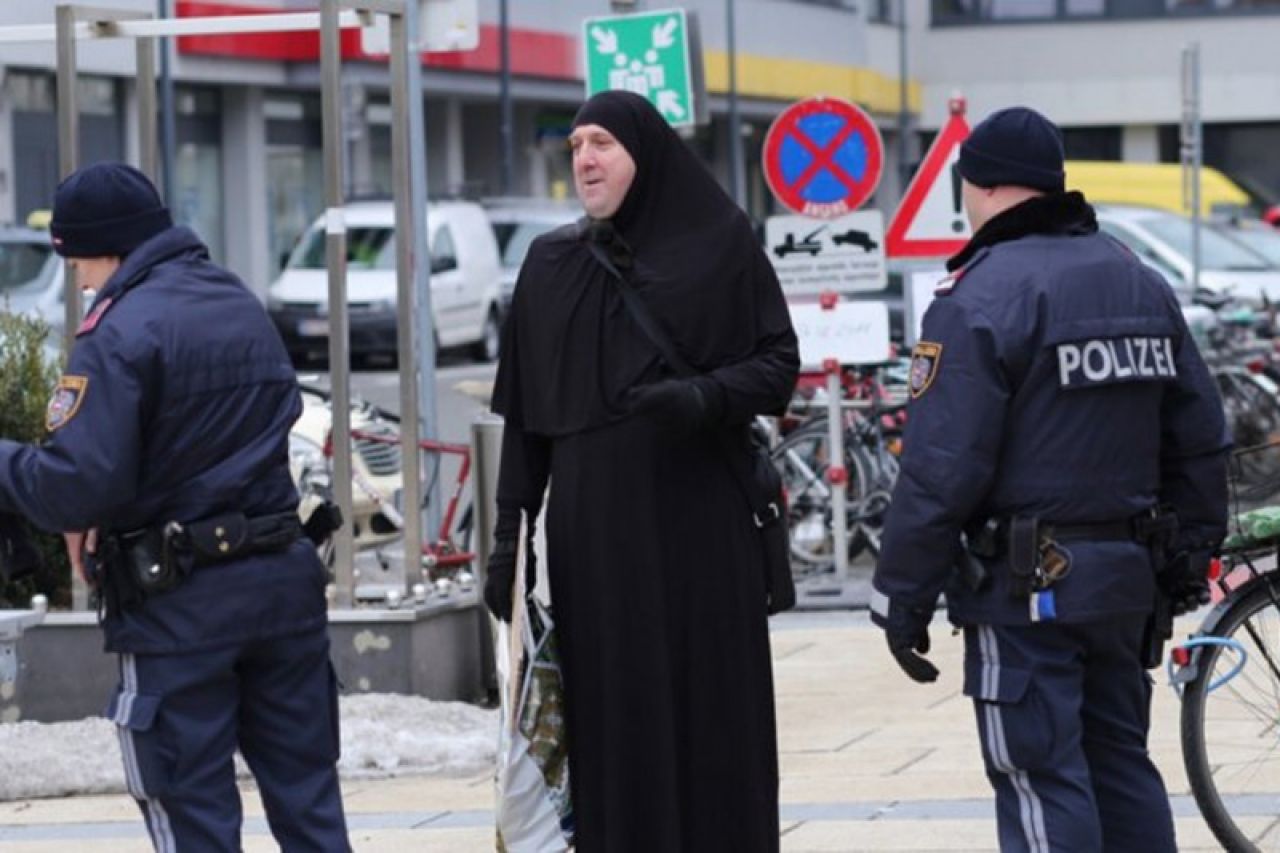 Austrija: Muškarac iz BiH s nikabom prosvjedovao zbog zabrane nošenja burke