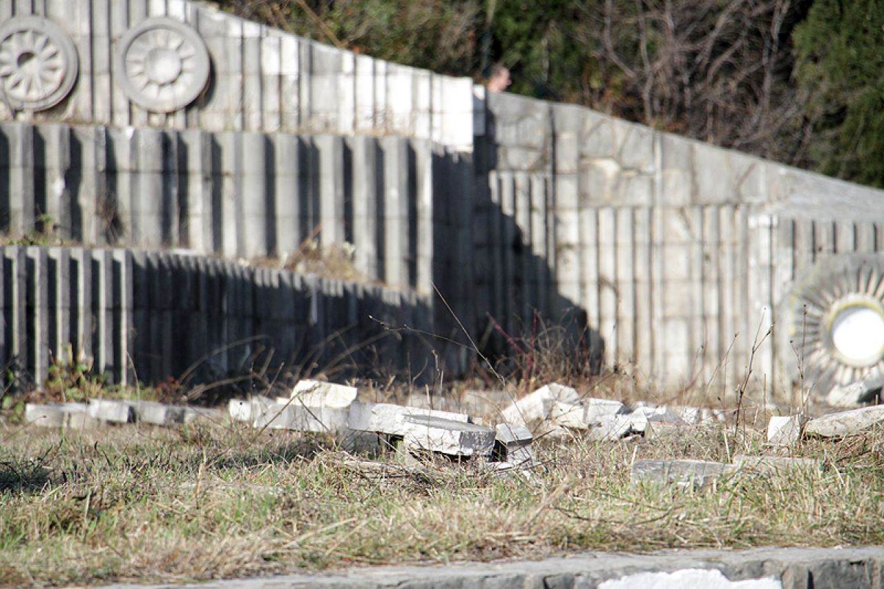 Mostar: Uoči obljetnice ponovno devastirano Partizansko groblje
