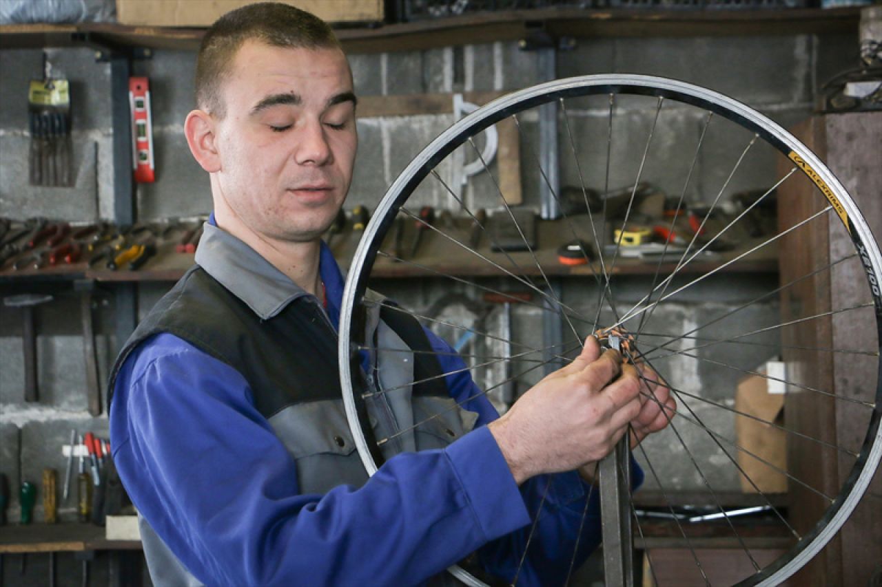 Slijepi mladić Zoran popravlja bicikle: Nema kvara koji ne mogu riješiti