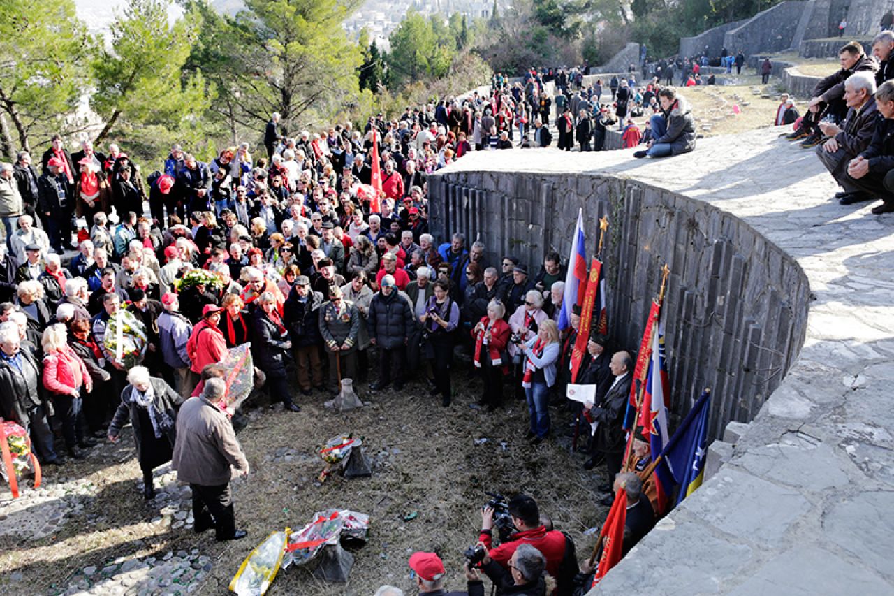 SDP najoštrije osudio 'fašističko divljanje' nad Partizanskim grobljem
