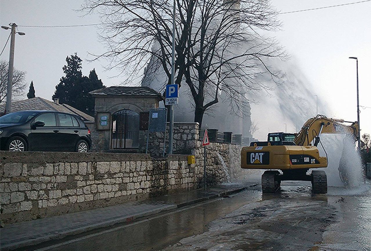 Fontana u Mostaru: Bager probio vodovodnu cijev