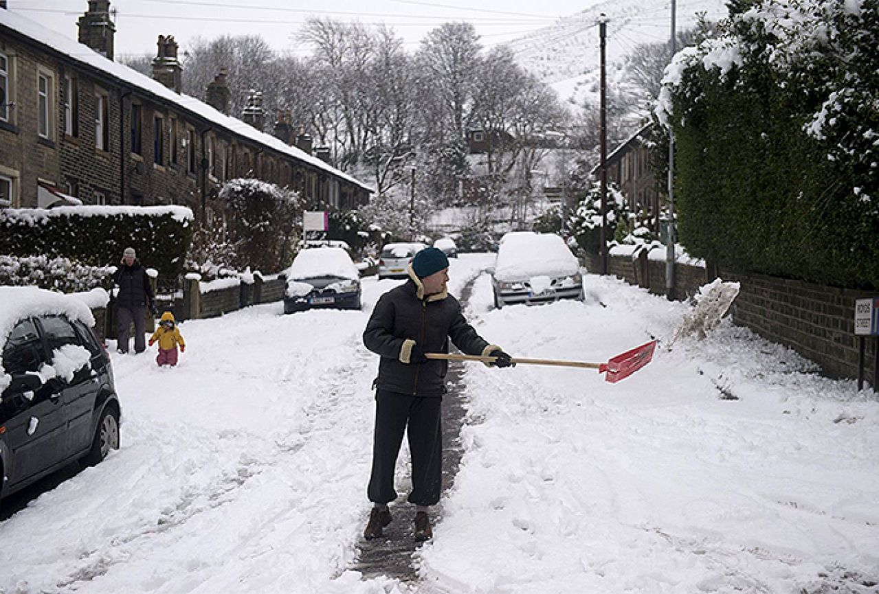 Rizik za zdravlje: Čišćenje snijega može biti fatalno za muškarce