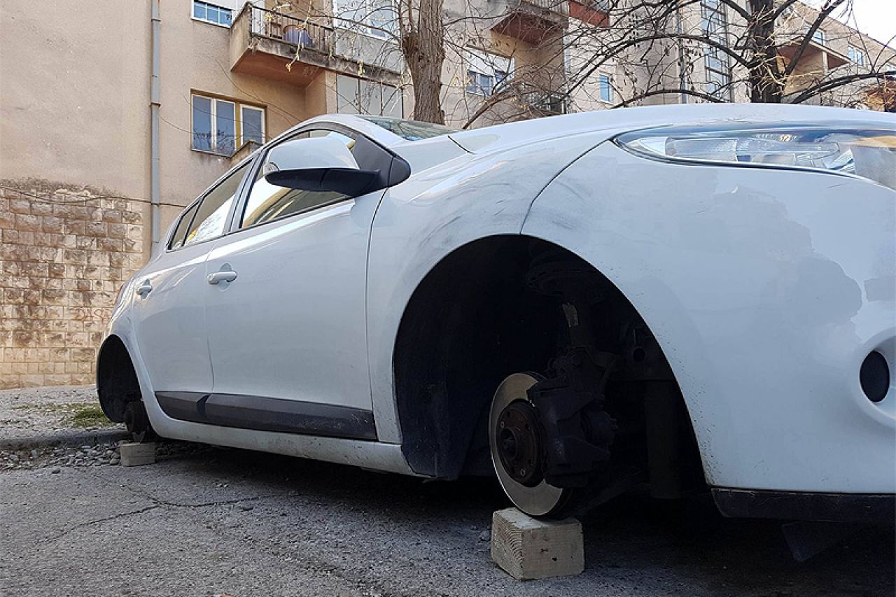 Mostar: Ukradeni točkovi s parkiranog automobila