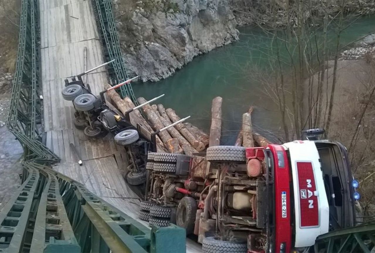 Prača: Kamion upao u rijeku nakon urušavanja mosta